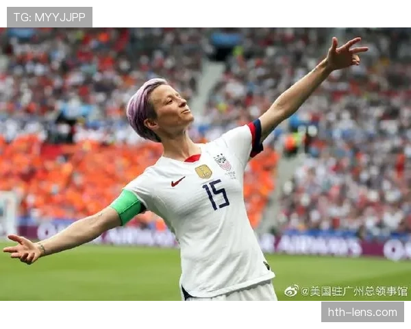 梅根·拉皮诺赛后直接穿西装走红毯，这姐是去踢球还是拍大片？