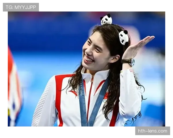 张雨霏领奖台上那股冷静杀气，下地铁就变街角女主，差距太离谱
