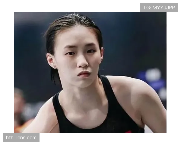 陈芋汐一身训练服拎着奢侈品包走过，路人小声：这谁家的运动员