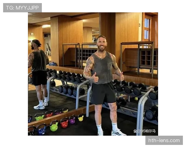 菲利克斯又在训练场边啃能量棒，这自律程度真不怪他年薪涨这么快